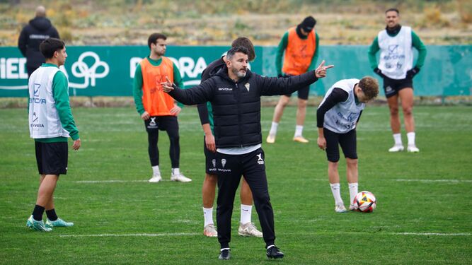 Iván Ania, entrenador del Córdoba CF, ordena un ejercicio en el entrenamiento.