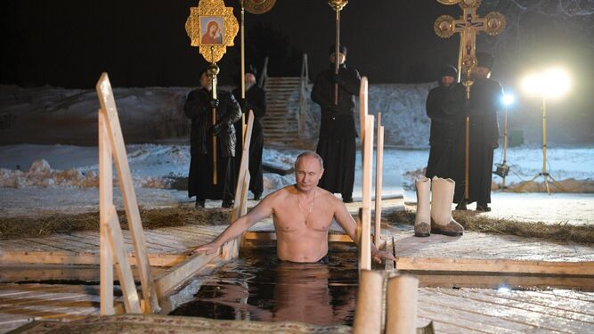 Putin no falta a la tradición y se zambulle en agua helada en la Epifanía ortodoxa