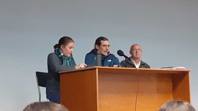 Daría Romero, Miguel Aparicio y Francisco Casero, en la asamblea de la plataforma Unidos por el Agua.