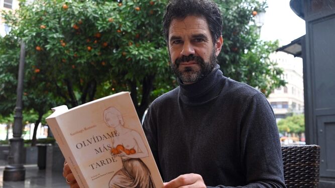 Santiago Romero, con su libro.