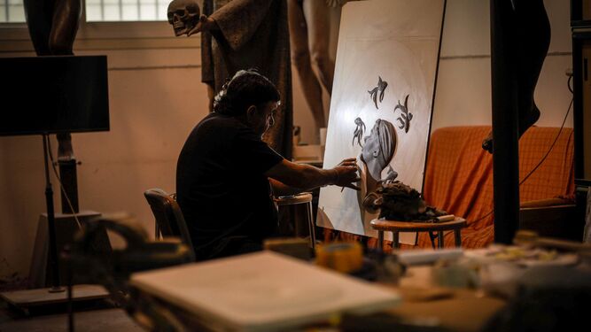 El escultor cordobés José Manuel Belmonte en su estudio.