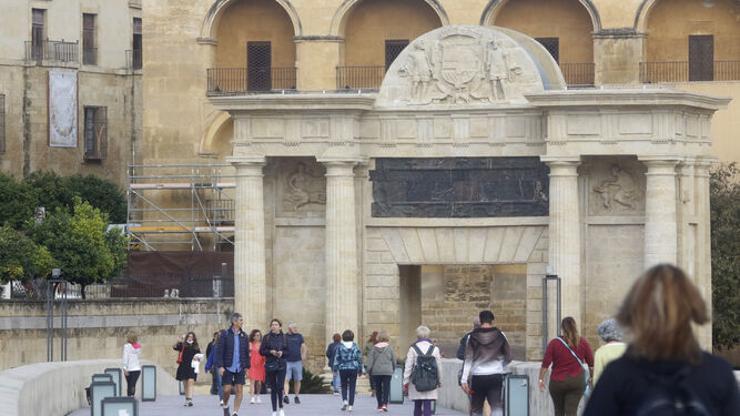 Gente paseando por el Puente Romano.
