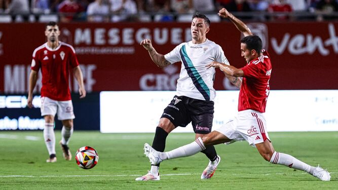 Carracedo y Montoro pugnan por el balón en el Real Murcia - Córdoba CF de la primera vuelta.