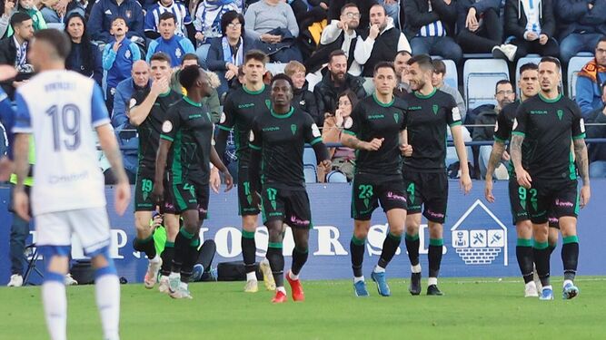 Los jugadores del Córdoba CF celebran el gol de Adilson Mendes ante el Recreativo de Huelva.