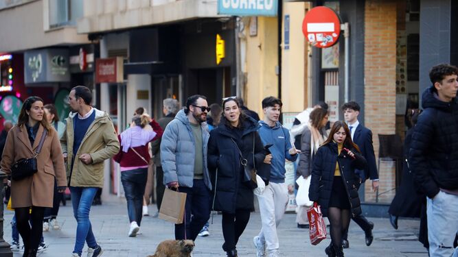 Varias personas caminan por el centro de Córdoba.