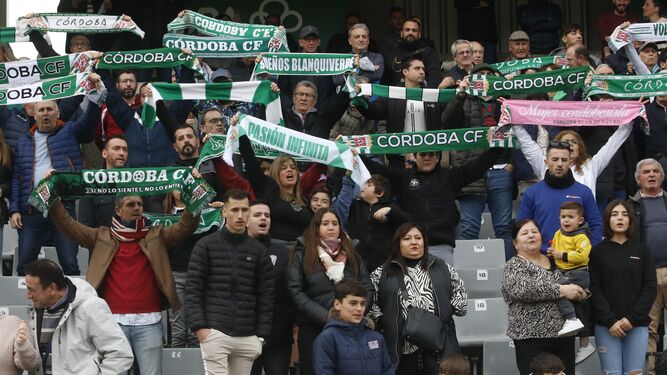 Aficionados del Córdoba CF en la Tribuna de El Arcángel.