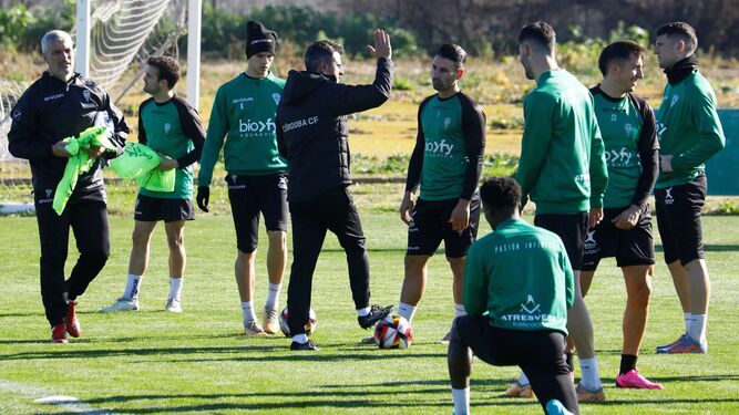 Iván Ania ordena a sus jugadores en el entrenamiento del Córdoba CF de este miércoles.