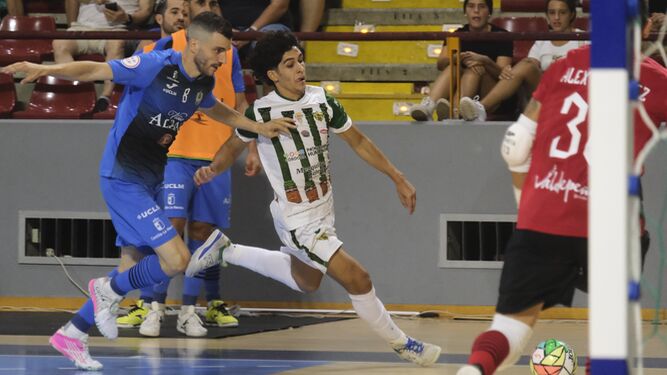 Joaqui supera a un rival en un partido del Córdoba Futsal.