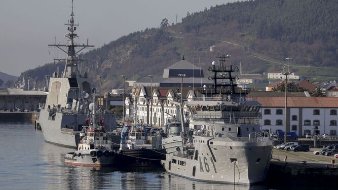 Buques de la armada en el arsenal de Ferrol, enfrente del astillero