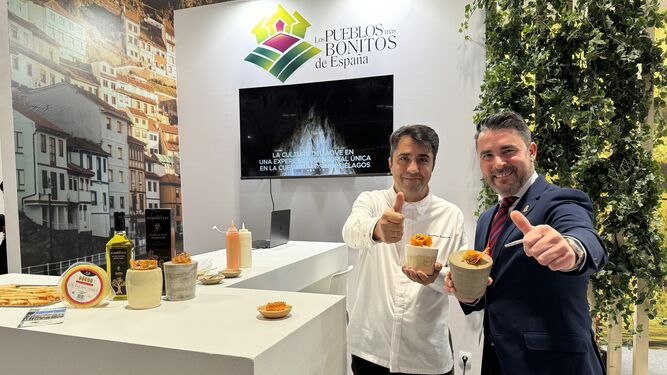 El chef Jonathan Rodríguez y el alcalde de Zuheros, Juan Manuel Poyato.