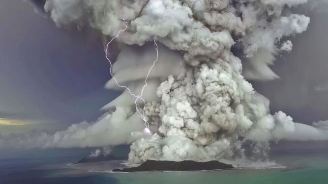 Erupción del volcán Hunga Tonga -Hunga Ha'apai en el Pacífico Sur el 14 de enero de 2022.