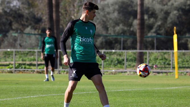 Carlos García golpea el balón en un entrenamiento del Córdoba CF.