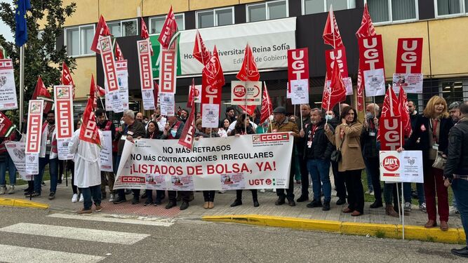 Protesta de los sindicatos UGT y CCOO ante el Hospital Reina Sofía de Córdoba.
