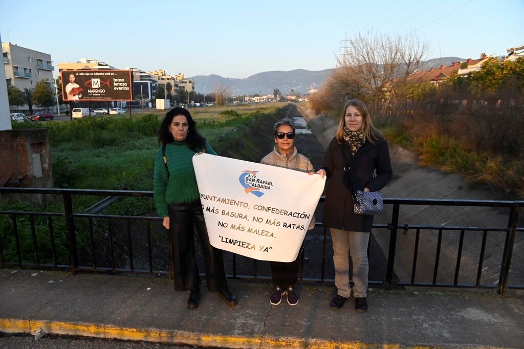 Vecinos de San Rafael de la Albaida protestan por la falta de limpieza y mantenimiento del canal del Guadalmellato en C&oacute;rdoba, en im&aacute;genes