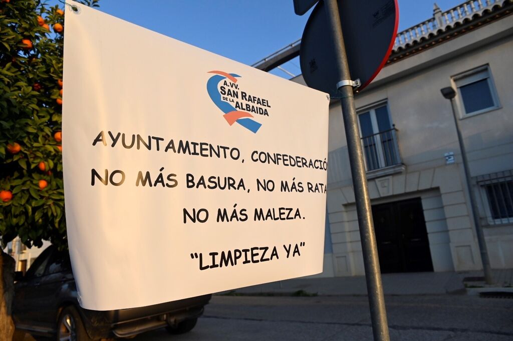 Vecinos de San Rafael de la Albaida protestan por la falta de limpieza y mantenimiento del canal del Guadalmellato en C&oacute;rdoba, en im&aacute;genes