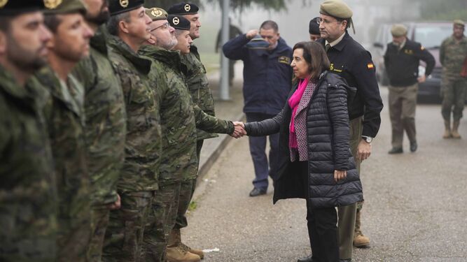 La ministra de Defensa, Margarita Robles, en su visita a la base de Cerro Muriano el 3 de enero.