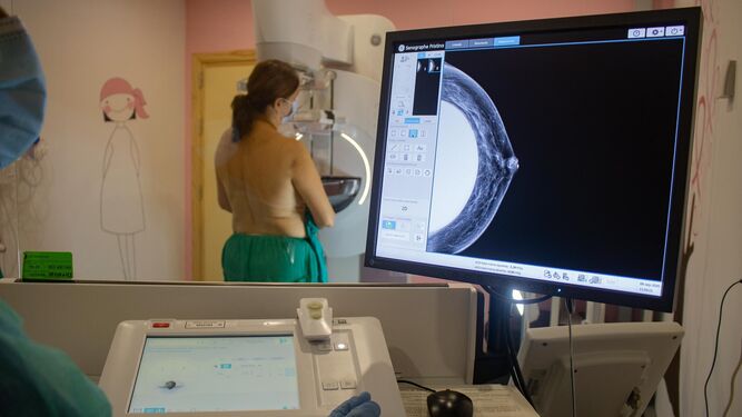 Una profesional sanitaria observa la imagen de una mamografía.