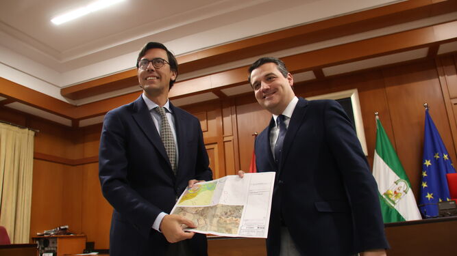 El alcalde de Córdoba, José María Bellido, junto al CEO de Cunext Cooper, Dámaso Quintana, presentan el proyecto.
