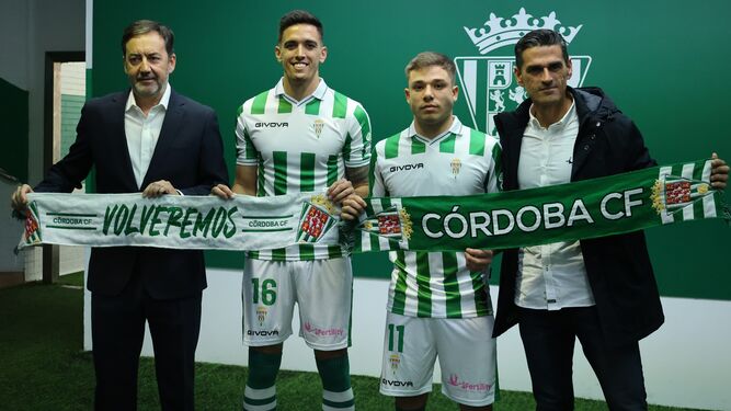 Martínez y Leiva posan con Monterrubio y Juanito en su primer día como jugadores del Córdoba CF.