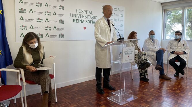 El director médico del Hospital Reina Sofía, Francisco Triviño, en la presentación de los datos sobre cáncer.