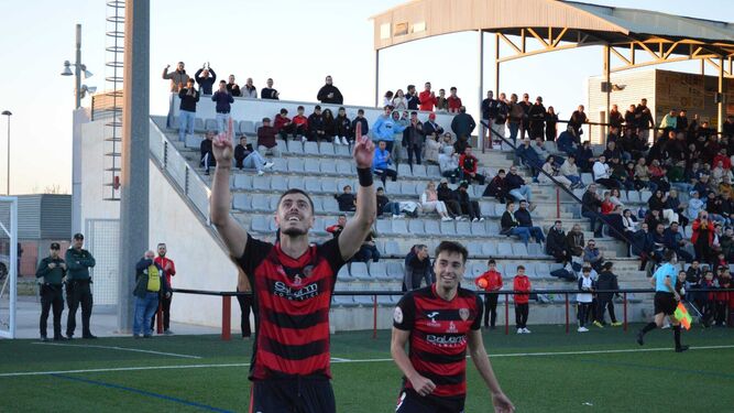 Jairo Morillas celebra uno de sus goles en el Manuel Polinario.