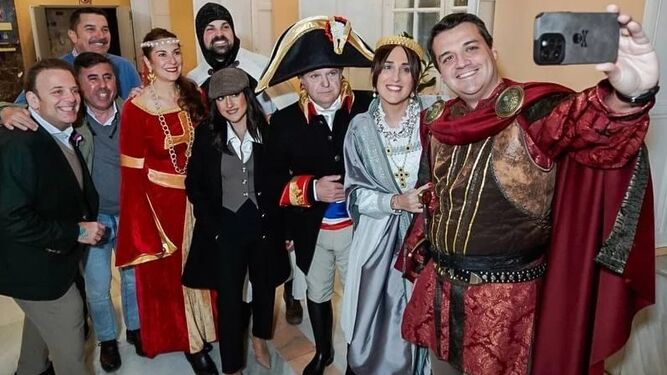 El alcalde de Córdoba, disfrazado de emperador, con miembros del equipo de gobierno municipal.