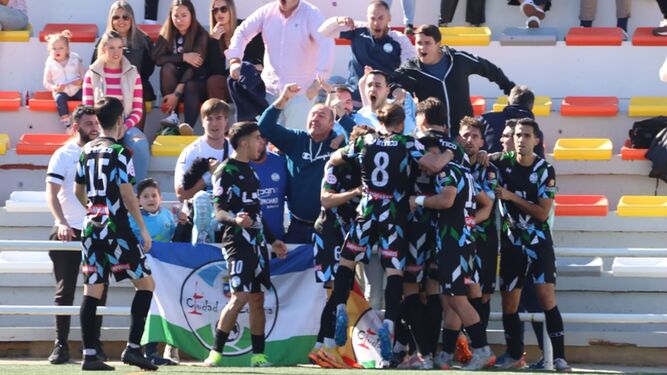 Los jugadores del Ciudad de Lucena celebran el gol de Ricky en Utrera.