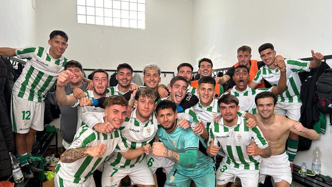 Los jugadores del Córdoba B celebran el triunfo ante el Cabecense.
