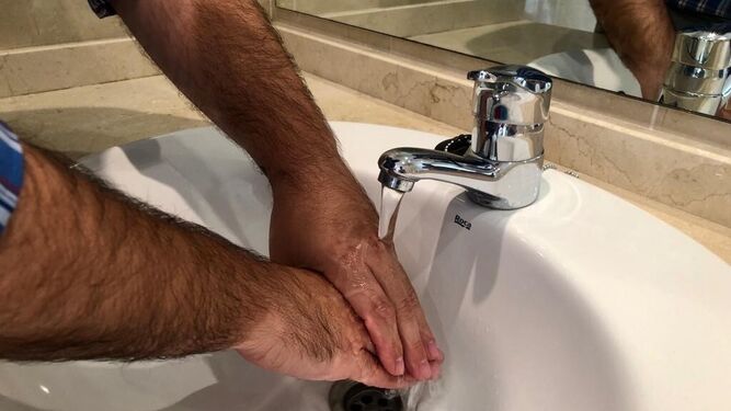 Una persona se lava las manos.