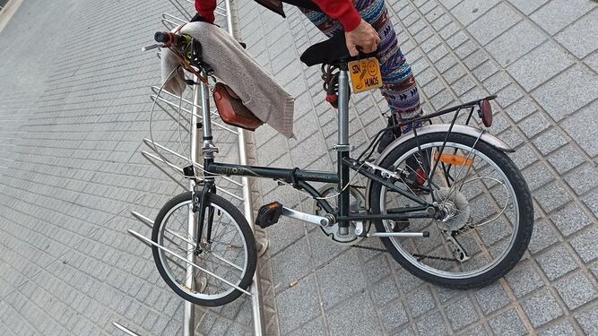 Una persona intenta dejar una bici en los aparcamientos de la Biblioteca de los Patos de Córdoba.