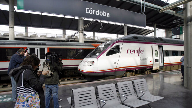 Un tren llega a la estación de Córdoba.