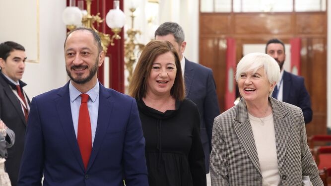 El vicepresidente del Congreso, Alfonso Rodríguez Gómez de Celis, la presidenta de la Cámara, Francina Armengol, y la portavoz adjunta del PSOE, Isaura Leal, a su llegada a la reunió de laMesa .
