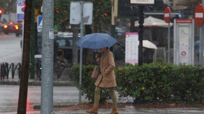 Una persona camina bajo la lluvia en Córdoba.