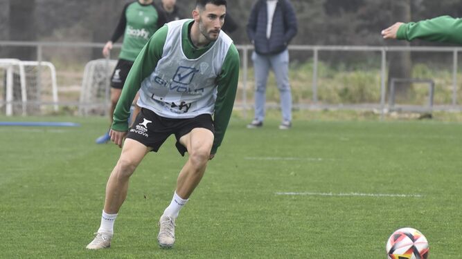 Albarrán pasa el balón en el entrenamiento del Córdoba CF de este miércoles.