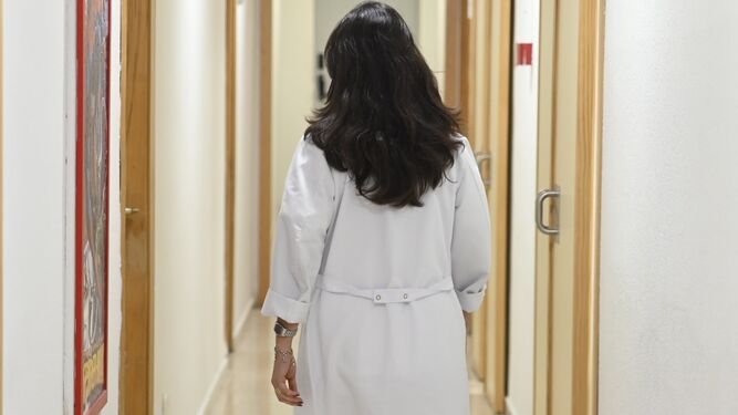 Una médica, en el pasillo de un centro sanitario de Córdoba.