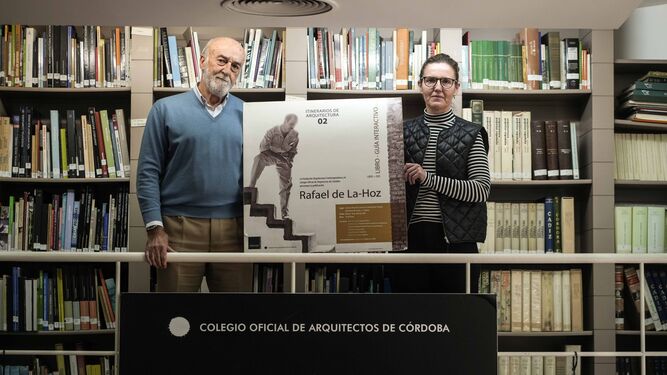 El decano del Colegio de Arquitectos, Juan Benito, y la vocal Ángela Bascón, con un cartel del aniversario de Rafael de la Hoz  Arderius.