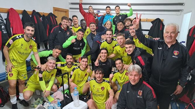 Los jugadores del Salerm celebran su victoria en Ayamonte.