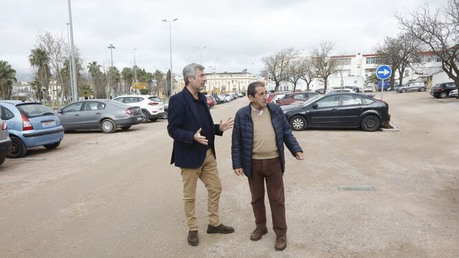 Miguel Ángel Torrico y Francisco Cuevas, en el nuevo parking.