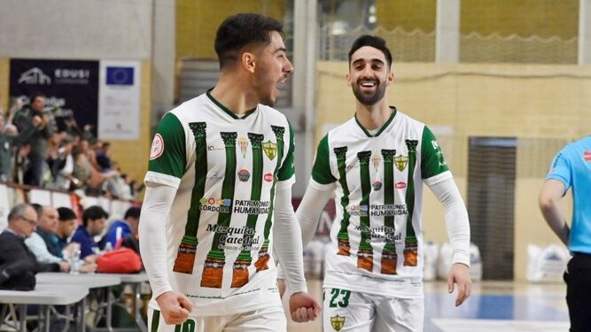 Lucas Perin y Josema celebran un gol del Córdoba Futsal.