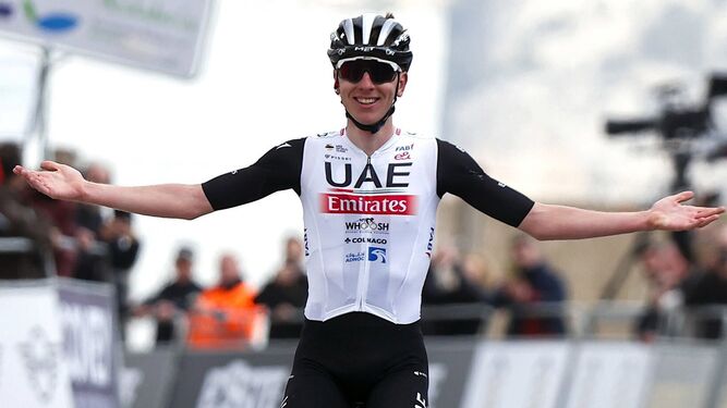 Pogacar celebra su triunfo en la primera etapa de la pasada edición de la Vuelta a Andalucía.