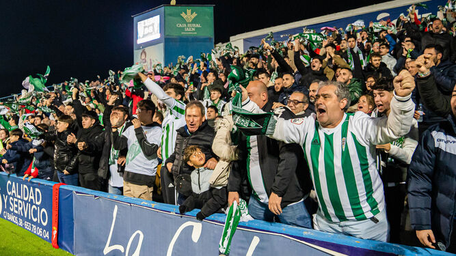 Aficionados cordobesistas celebran un gol del Córdoba CF en Linares.