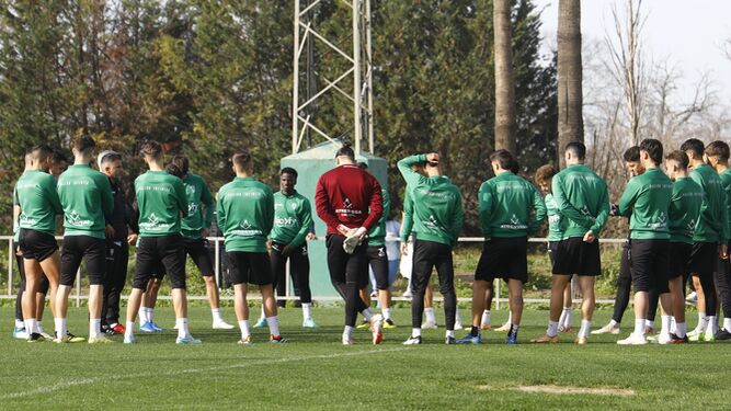 Iván Ania da órdenes a sus jugadores durante el entrenamiento de este miércoles.