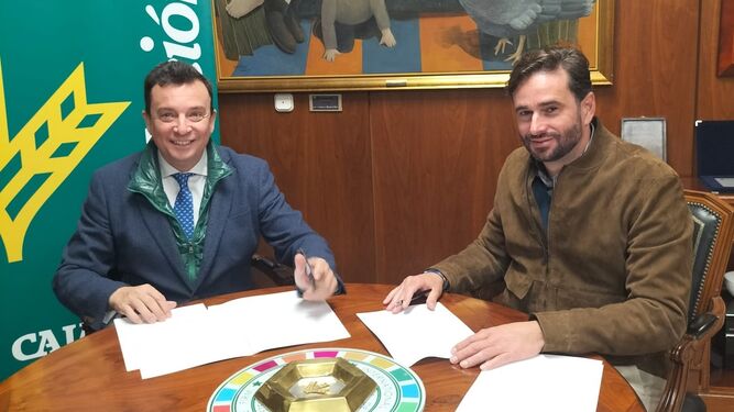 Emilio Ponce y Daniel Toscano firman el convenio de colaboración.