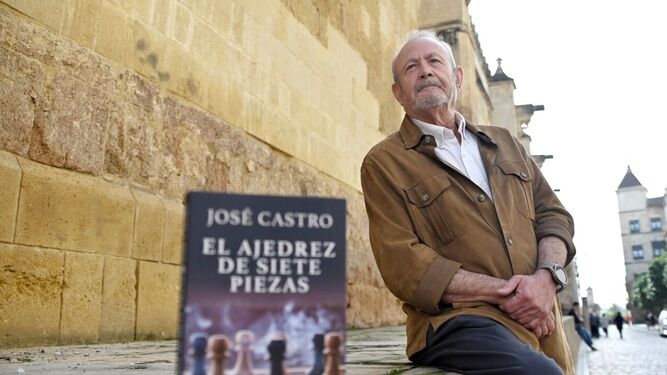 El exjuez José Castro, con su libro, en Córdoba.
