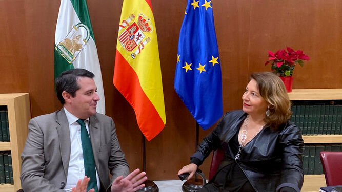 José María Bellido y Carmen Crespo, durante su encuentro.