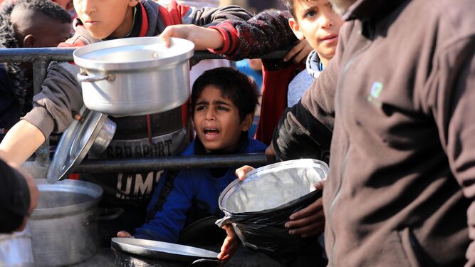 Numerosos palestinos esperan para recibir comida en Rafah.