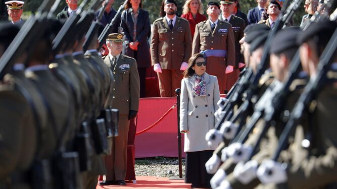 La ministra de Defensa, Margarita Robles, durante el desfile militar en la base de Cerro Muriano.
