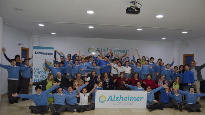 Los alumnos del colegio La Milagrosa, durante su visita al centro de Alzheimer Córdoba.