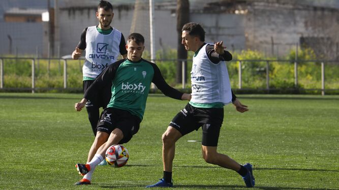 Carracedo y Álvaro Leiva pugnan por el balón ante la presencia de Lapeña.