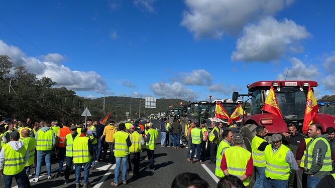 Agricultores cortan el tráfico de la N-432 en Espiel.
